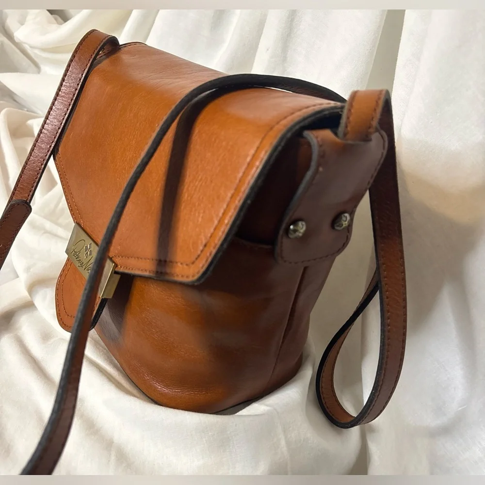 Patricia Nash Beautiful Tan Leather Crossbody Bag - Adjustable- Classic - Picture 3 of 13